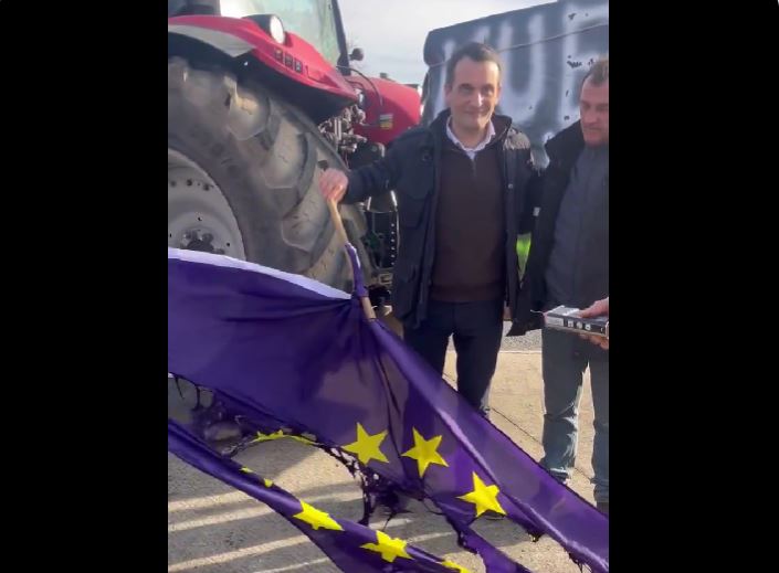 KAKAV ŠOK! Seljaci iz Evropske unije zapalili svoju zastavu!