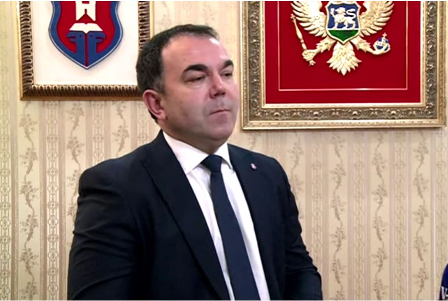Gradonačelnik Cetinja: Neka junak Mandić nakon uklanjanja crnogorske zastave dođe na Cetinje ako ga basta