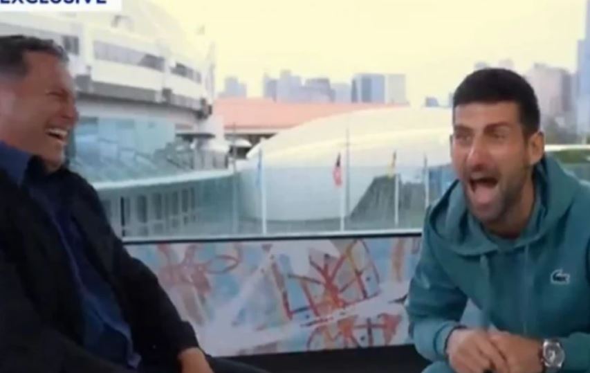 GDJE JE ĐOKOVIĆ, TU JE UVIJEK I ŠOU: Nole imitirao Kirjosa, voditelj nije mogao da se suzdrži od smijeha (VIDEO)