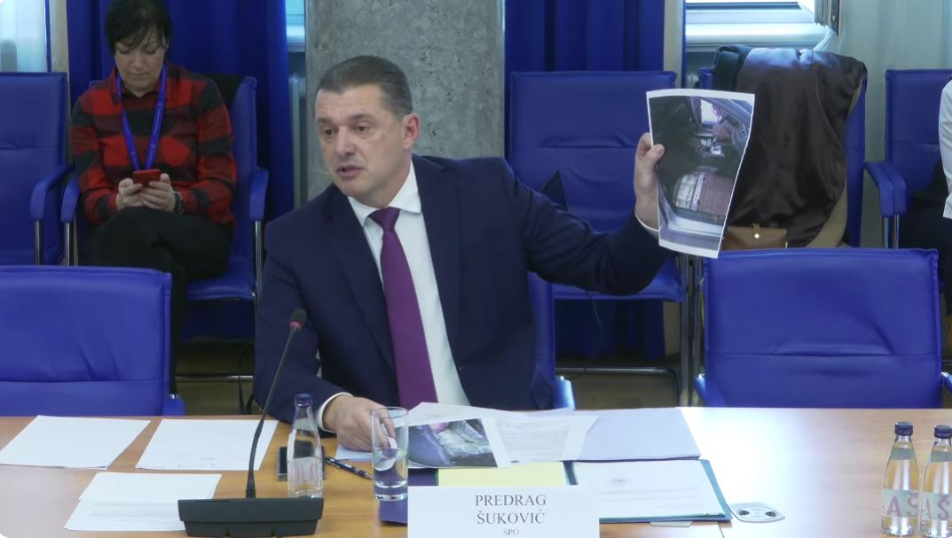 "ZEMLJOTRES" NA SEDNICI ZA BEZBJEDNOST I ODBRANU! Šuković pokazao fotografije Milovićevog auta sa bunkerom punim droge!