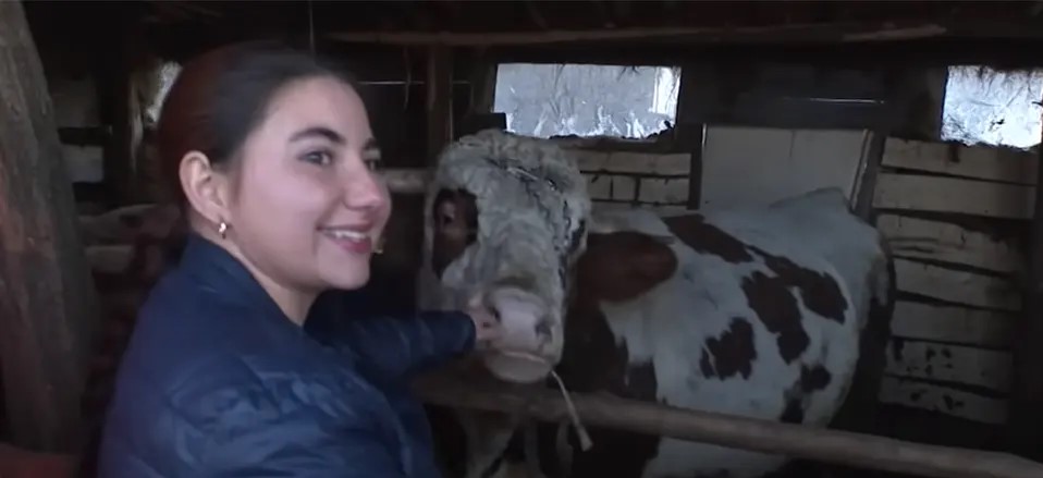 „KAŽU MI DA SMRDIM NA STOKU“: Vrijedna Saška očarala region (VIDEO)