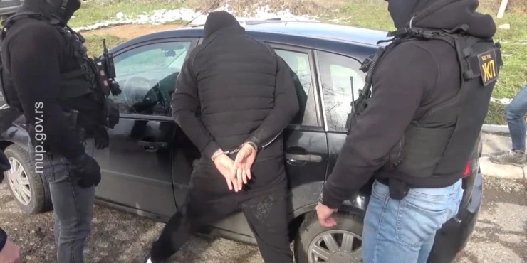 UHAPŠENI DILERI IZ KRAGUJEVCA! 5 kg heroina sa paracetamolom i kofeinom sakrili iza tablice golfa (FOTO)