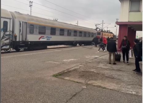 SIJEVALE PESNICE NA ŽELJEZNIČKOJ STANICI! Grupna tuča u Podgorici (VIDEO)