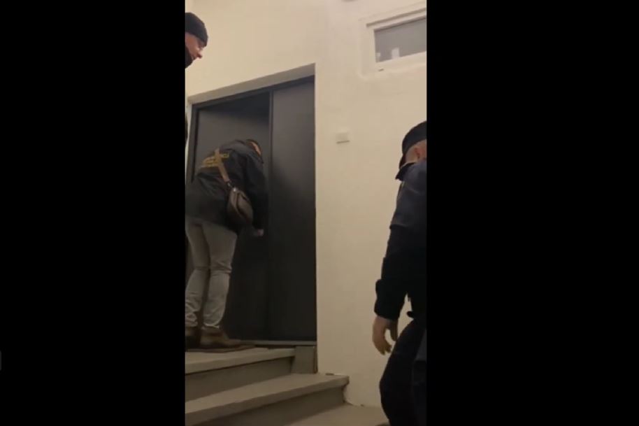 Sudska policija upala u skriveni stan bivšeg načelnika opštine (VIDEO)