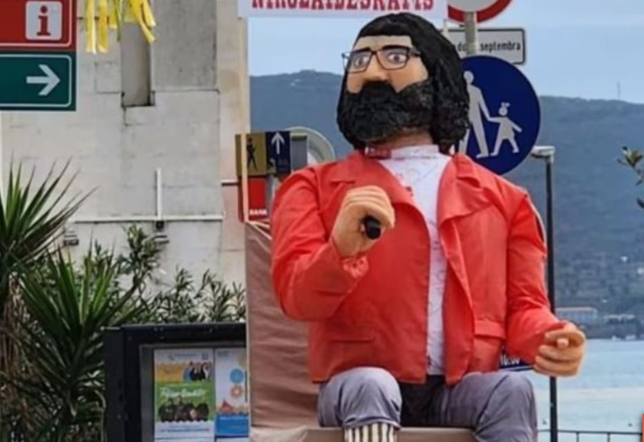 Spaljena lutka sa likom Andreja Nikolaidisa na karnevalu u Herceg Novom