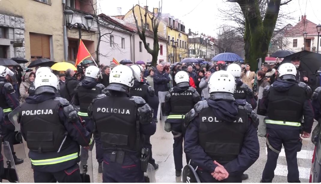 ANTISRPSKE ORGIJE NASTAVLJENE NA CETINJU! Sramne poruke sa protesta: Srbija imala zastavu sa svinjskom glavom!