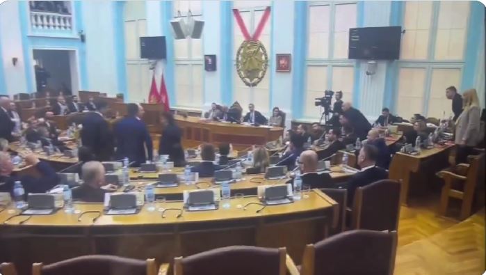 UMALO TUČA NA CETINJU! Oskar Huter se obrušio na Novu srpsku demokratiju: Reagovali poslanici ZBCG (VIDEO)