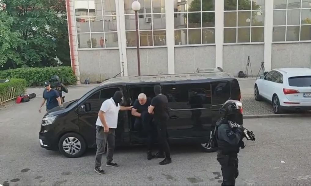 POLICIJA PRETRESA KUĆE NA ŽABLJAKU! Vjeruje se da pripadaju starijem sinu Zorana Lazovića