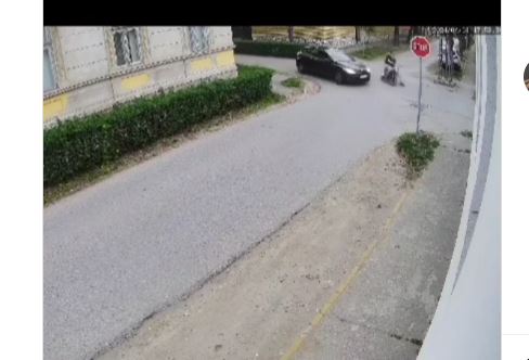 DEČACI NA SKUTERU NEOPREZNO ULETELI U RASKRSNICU: Devojka da bi ih izbegla zakucala se u kuću (VIDEO)