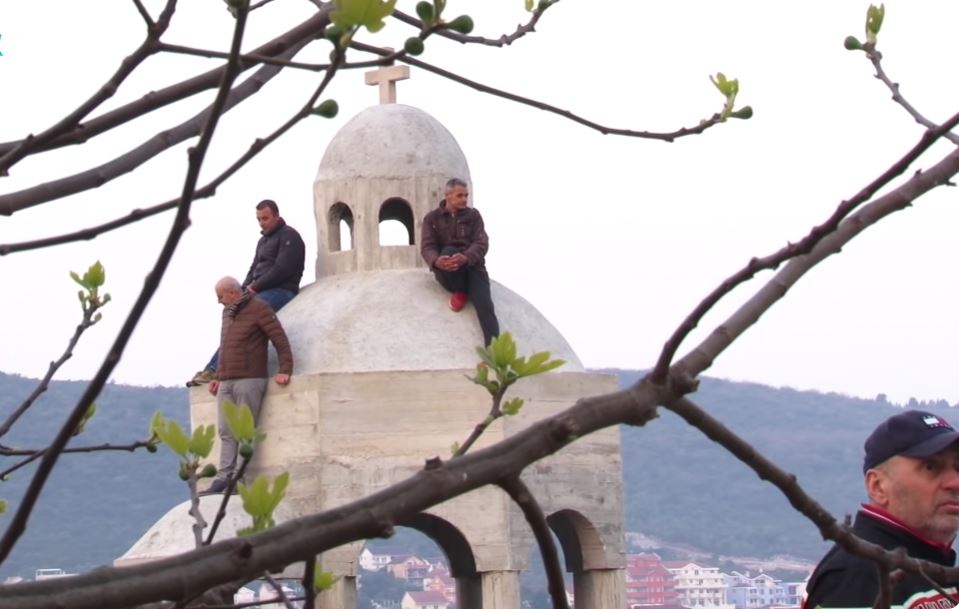 TOG DANA PRVI PUT SE ČULO- NE DAMO SVETINJE!!! Otac Backović podsetio na sranmi pokušaj bivšeg režima da sruši KRSTIONICU NA PREVLACI