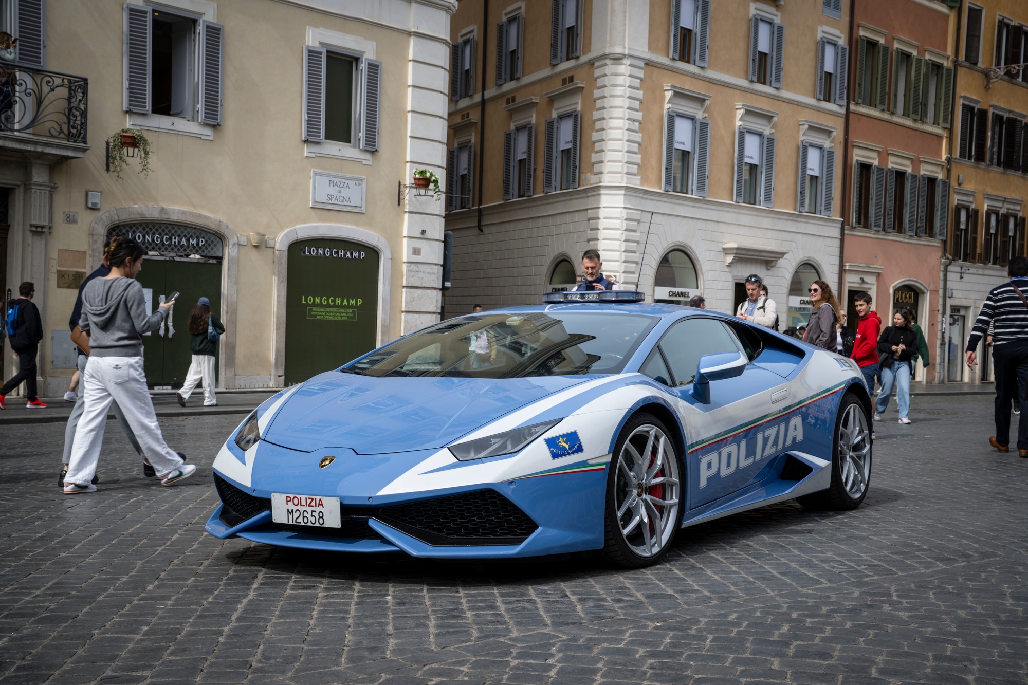 DO STOTKE ZA 3,3 SEKUNDE! Italijanska policija dobila još brži “lamborgini” (FOTO)