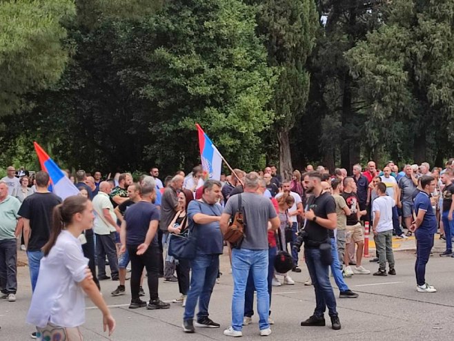 GRAĐANI SKANDIRALI „IZDAJA“: Razočarenje ispred Vlade Crne Gore (VIDEO)