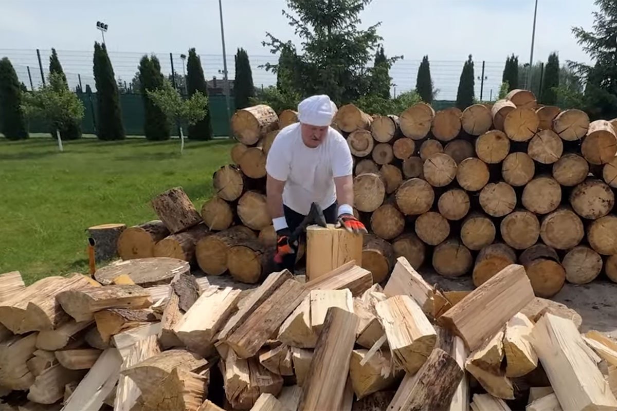 LUKAŠENKO CIJEPA DRVA: Bjeloruski predsjednik uhvatio se posla (VIDEO)
