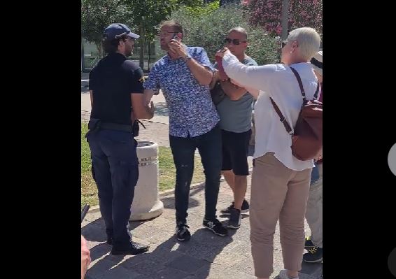 KOTORSKI KOMUNALAC HAPSI VODIČA PRED TURISTIMA: Šokirani stranci sve snimuli i objavili (VIDEO)
