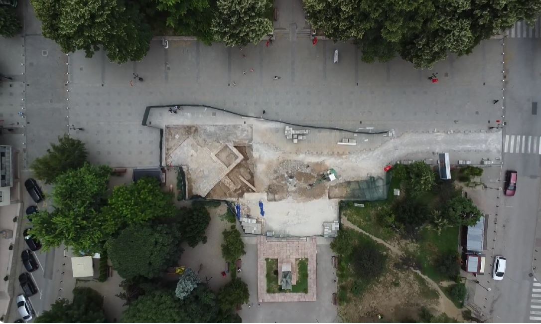 NA ARHEOLOŠKOM NALAZIŠTU U BIJELOM POLJU ZA DLAKU IZBJEGNUTA TRAGEDIJA! Građani ogorčeni: Vratite nam  oskrnavljeni trg do 13. jula