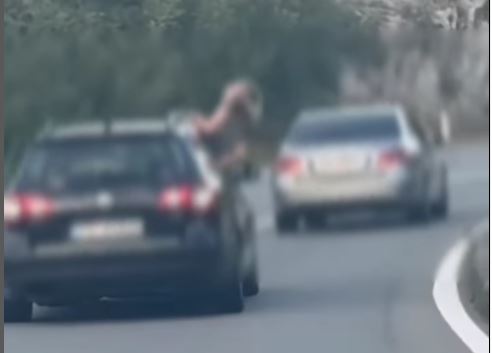 OPASNA VOŽNJA NA CRNOGORSKIM PUTEVIMA! Djevojka sjedi na prozoru u toku vožnje (VIDEO)