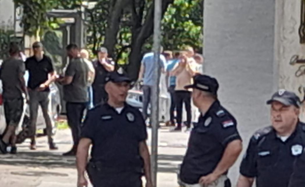 TERORISTIČKI AKT U BEOGRADU: Vehabija napao Žandarma ispred ambasade Izraela! Ispalio mu strelu u vrat samostrelom