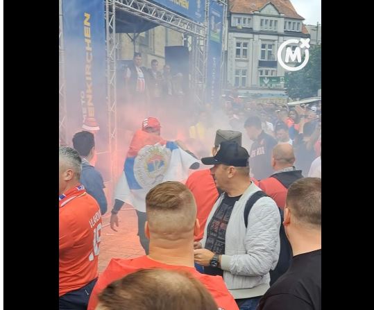 UZAVRELA ATMOSFERA U NJEMAČKOJ: Navijači Srbije nakon što su ih napali šiptari i Albanci, zapalili zastavu Albanije (VIDEO)