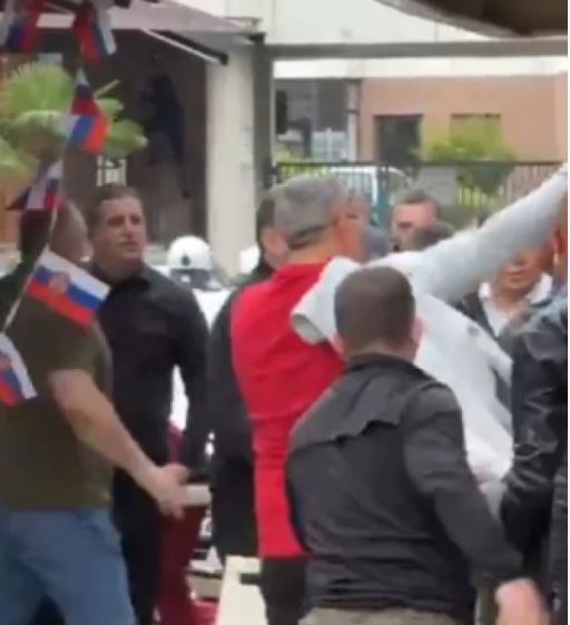 Haos u Njemačkoj: Tuča navijača Srbije i Engleske, letjeli stolovi, stolice, flaše…VIDEO