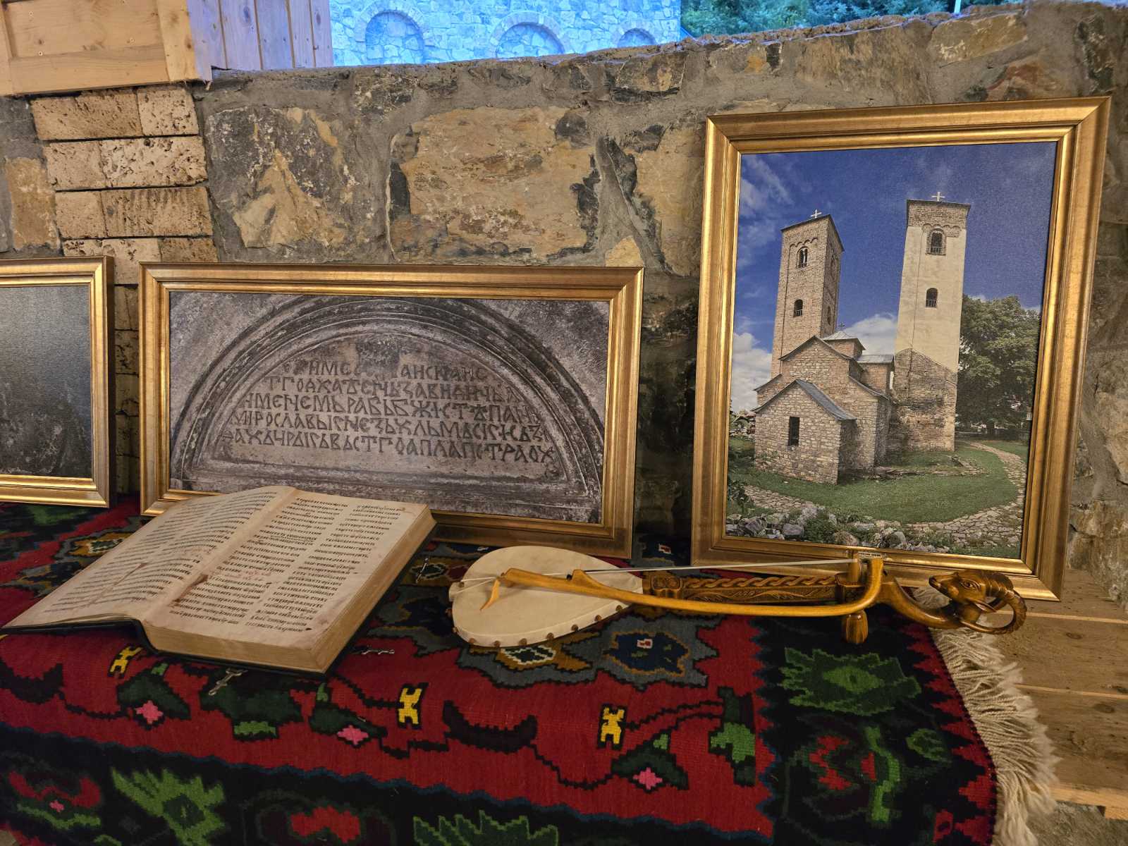 PRECI SU NAM OSTAVILI SVE ŠTO JE POTREBNO! Prvi put u istoriji vizuelne umjetnosti u Bijelom Polju se održava izložba u litiji!
