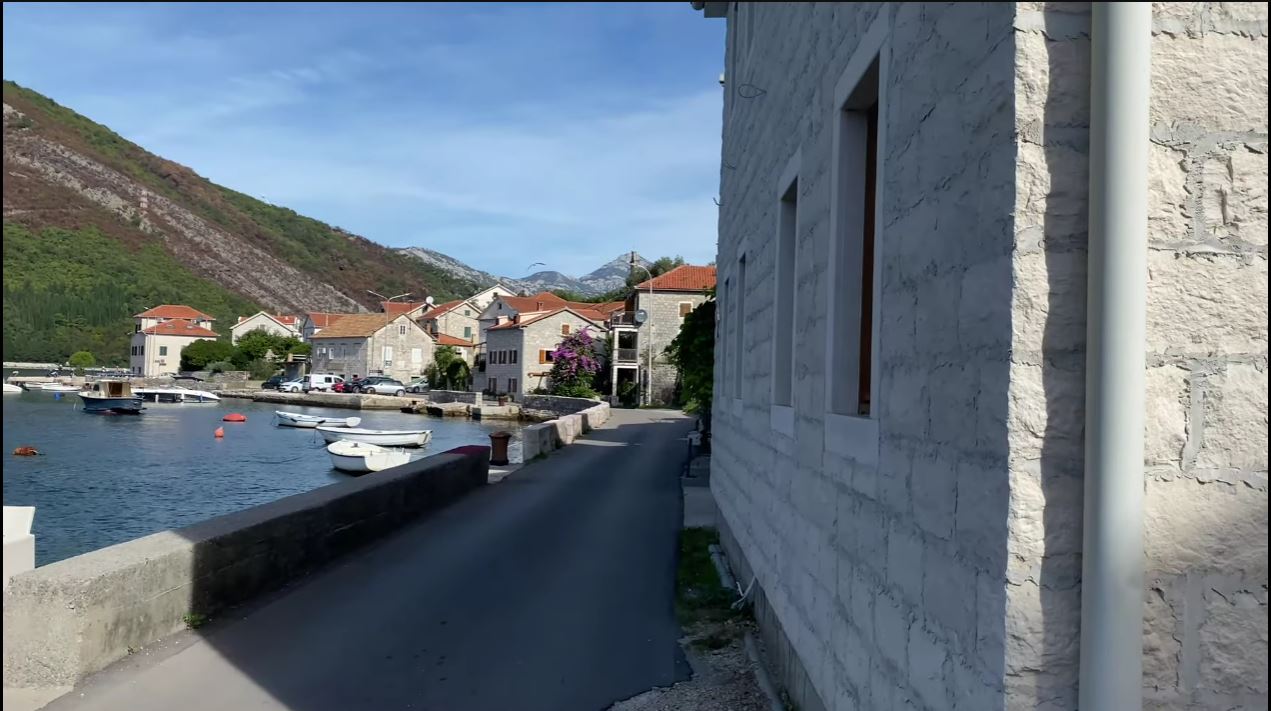 DEPONOVAO PIJESAK U MORE: Tivatski komunalci  identifikovali i kaznili počinioca