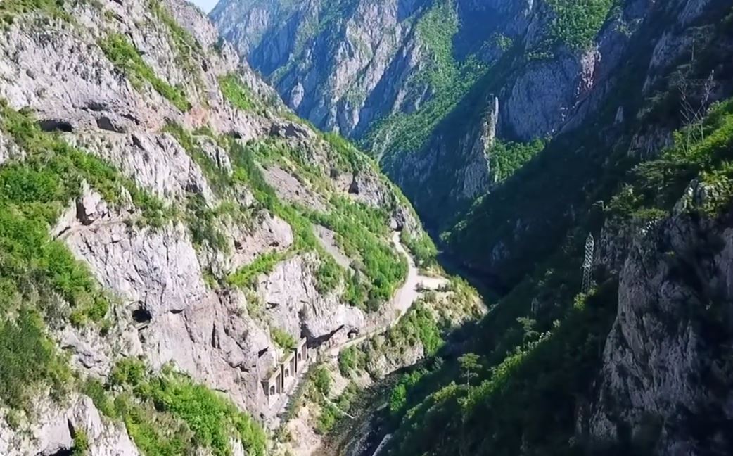 DVOJE MAĐARSKIH TURISTA SPASENO U PIVI: Planinarili na teritoriji Bosne i Hercegovine pa zalutali u Crnoj Gori