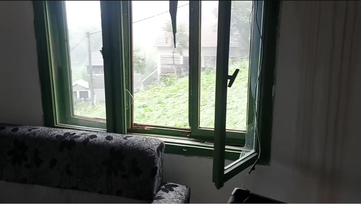 GROM UDARIO U PROZOR POD KOJIM JE SPAVALA BEBA! Drama u Travniku: Staklo se sručilo u krevetac!(VIDEO)