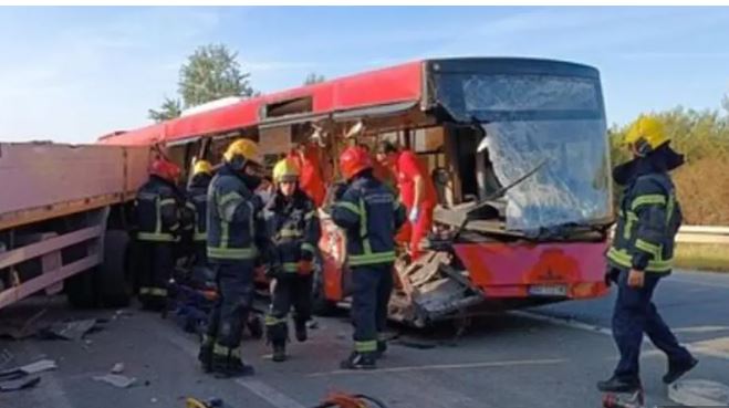 UZNEMIRUJUĆE! Stravičan sudar U Beogradu - ima MRTVIH! Povrijeđeno 20 putnika u gradskom autobusu