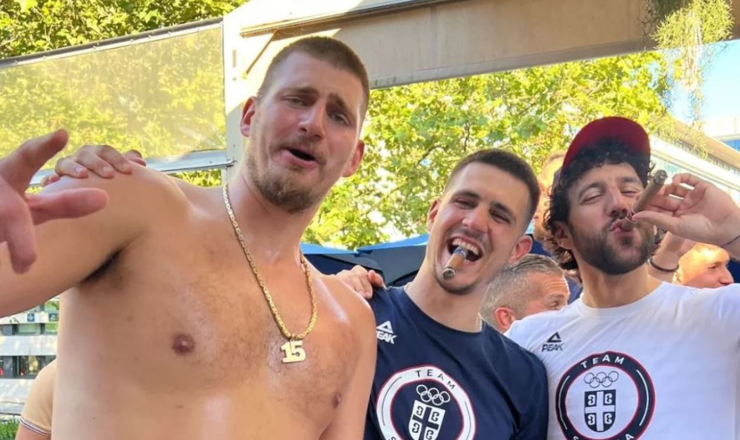 Hit fotka: Jokić se skinuo, a pored njega saigrači sa tompusima! Ovako slave medalju sa OL (FOTO)