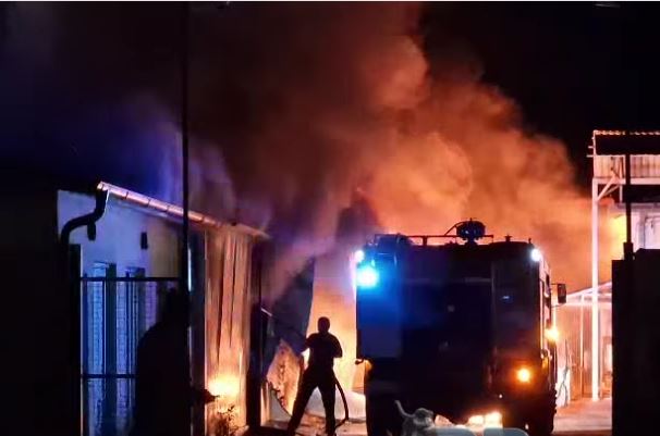 ZAPALIO SE AUTOMOBIL U BIJELOM POLJU: Požar se proširio na fabriku (VIDEO)