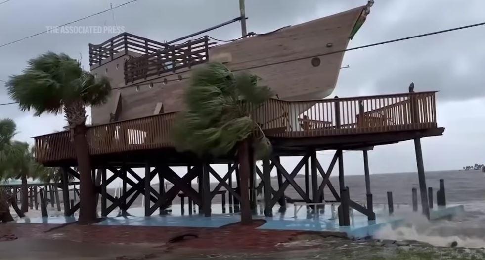 „DEBI“ NOSI SVE PRED SOBOM: Uragan na Floridi odnio 4 života, 150.000 ljudi bez struje (VIDEO)