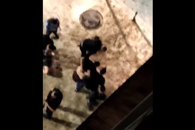 Jezivi snimci maltretiranja iz Kosovske Mitrovice: Pretukli pa uhapsili srpske mladiće (Video)