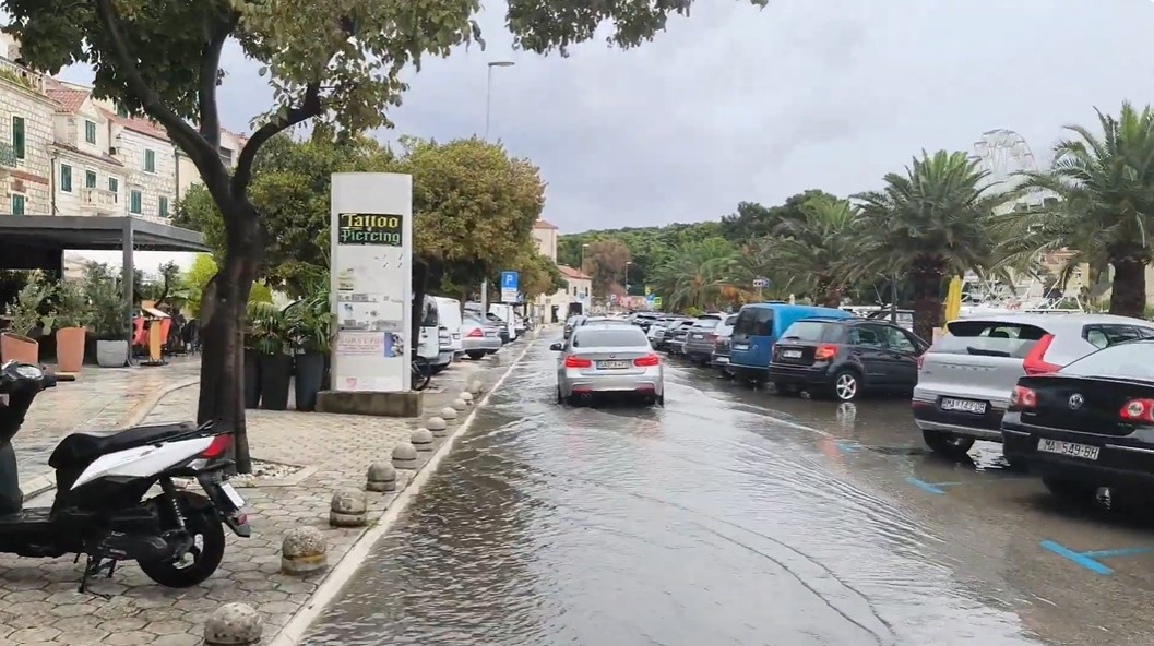 Јako nevrijeme u Makarskoj, ulice pod vodom (Foto)