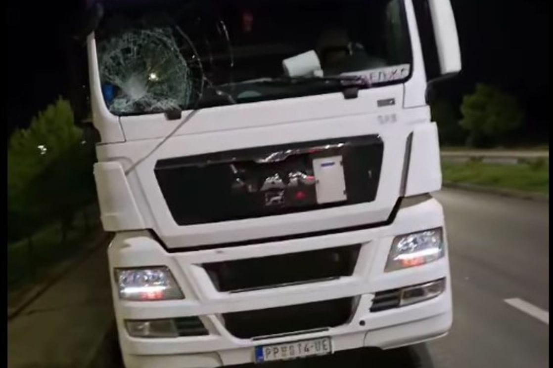 U Podgorici kamenovan kamion prijepoljskih tablica