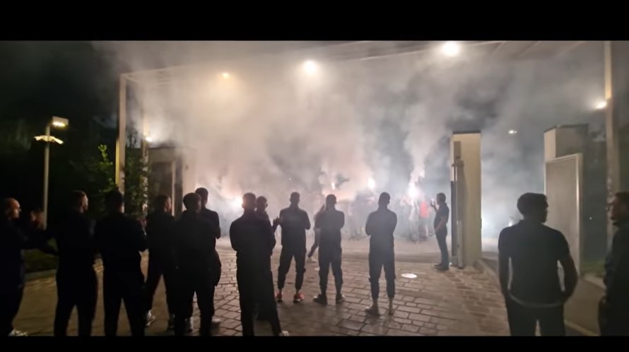 "Pokažite im da su se s razlogom uplašili" Vođa Delija održao govor fudbalerima Zvezde u Milanu i dao im savet za Inter