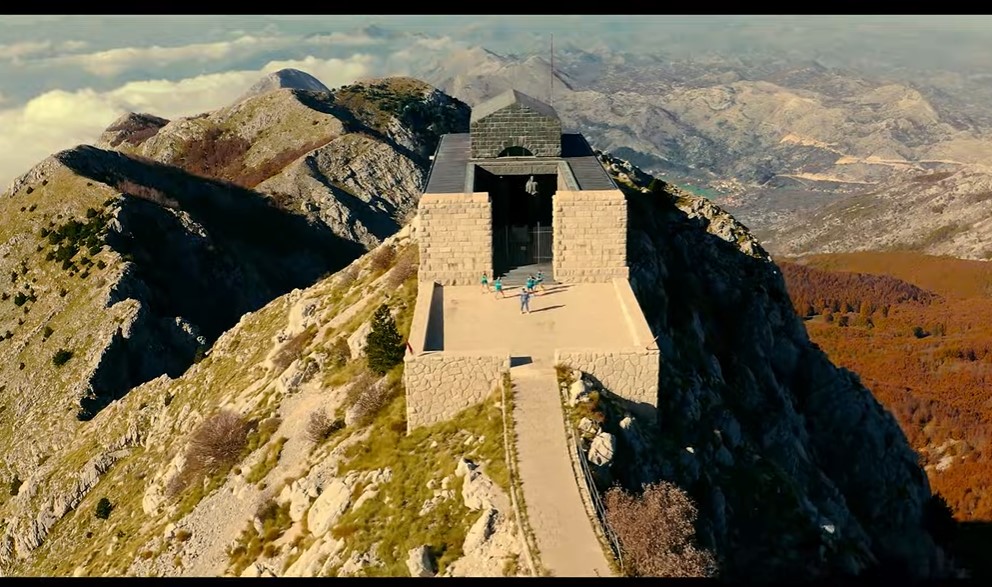 Otkriveno ko je albanski pjevač: Sin Leona Drešaja osumnjičenog za šverc droge sa plesačicama opkolio Njegošev grob!