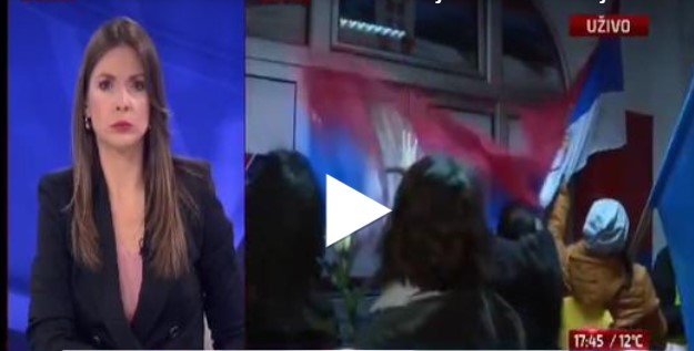 Haos na protestu u Novom Sadu! Demonstranti nasilno skidali zastave Republike Srbije