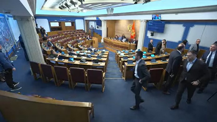Poslanici DPS-a napustili sjednicu: Traže ostavke Bečića i Šaranovića