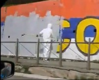 Ko i zašto prekrečava srpske trobojke u Beogradu?