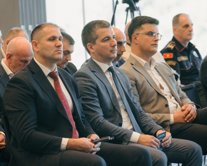 BJEŽE OSUĐENICI, OSTAVKE NIKO NE DAJE: Medenica nestao, vrh bezbjednosnog sistema ćuti