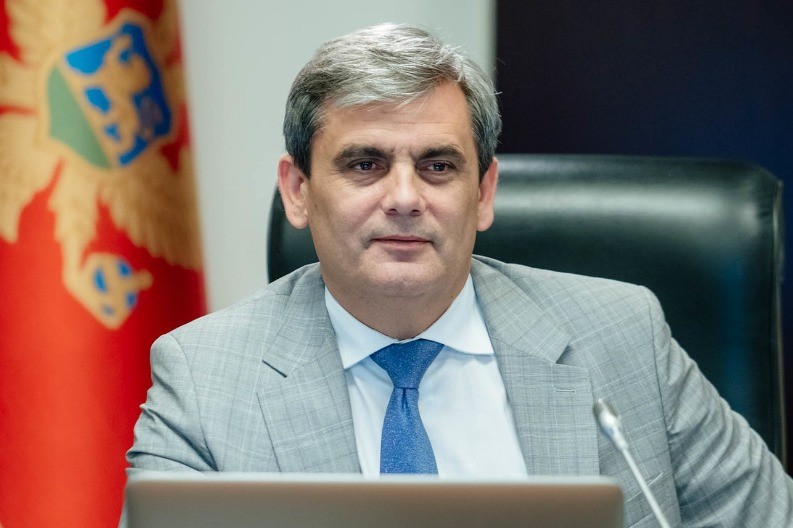 SRAMAN POTEZ ERVINA IBRAHIMOVIĆA: Ambasadora Srbije zovu na saslušanje zbog srpskog jezika!