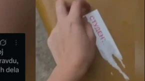 VIDEO: Đaci skidaju naljepnice sa političkim porukama blokadera, građani pozdravljaju njihov potez