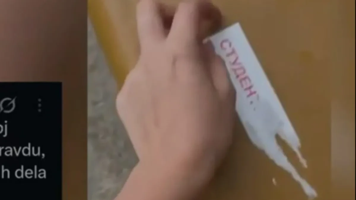 VIDEO: Đaci skidaju naljepnice sa političkim porukama blokadera, građani pozdravljaju njihov potez