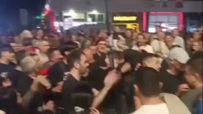 Mladići donijeli zastavu sa likom Ratka Mladića na skup, bloakderi ih izgurali i otjerali sa skupa 