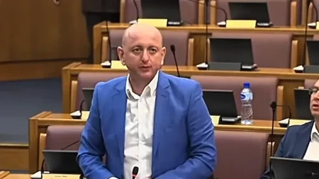 Knežević: Idemo li pod jednu šljivu ili pod Brisel? Neki od nas trče da što brže zauzmu mjesto