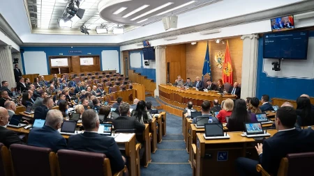 BORBA: Crnogorski poslanici pristali na hrvatski ultimatum, državno dostojanstvo žrtvovano zbog imena bazena