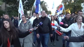 Vučić pešači pet kilometara kroz Novi Sad: Pričali su da je ovo zabranjen grad, a ja šetam slobodno!