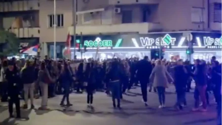 (VIDEO) Blokaderi igraju kolo uoči godišnjice streljanja đaka u Kragujevcu, dok se u obližnjoj crkvi služi moleban