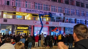 KRENULO JE! UDAR NA SRPSKE SIMBOLE I TEMELJE DRŽAVE: U Nišu skidaju natpis Fakulteta srpskih studija, u Novom Sadu na udaru „Nema predaje“! (VIDEO)