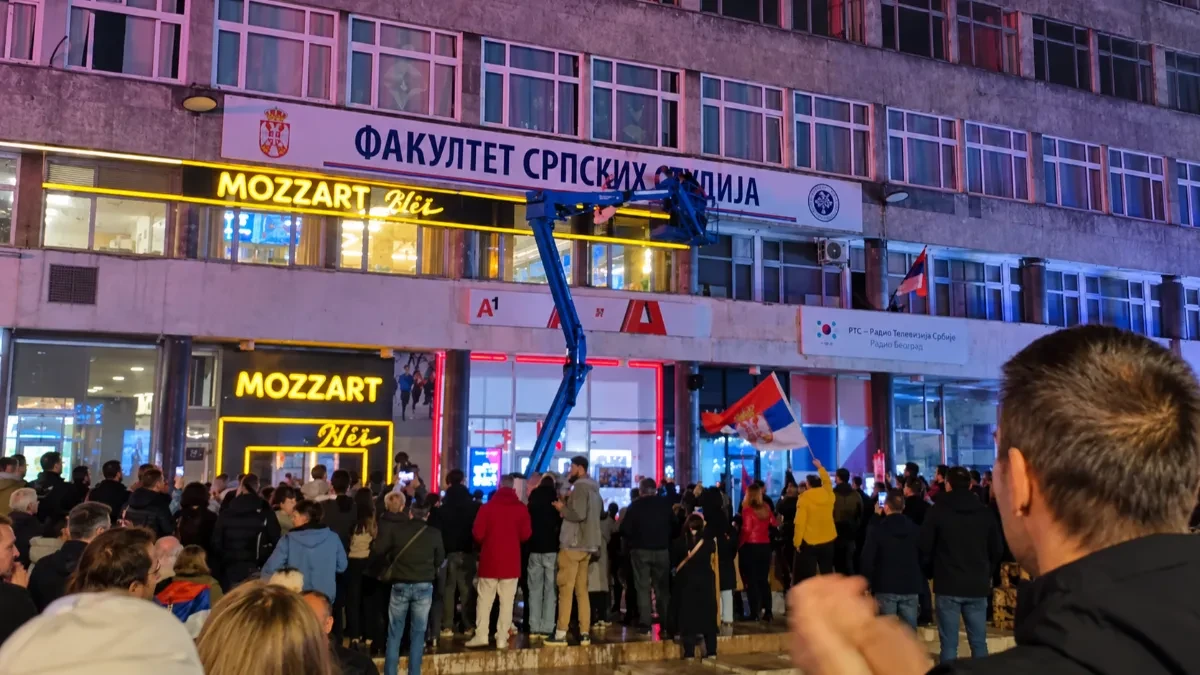 KRENULO JE! UDAR NA SRPSKE SIMBOLE I TEMELJE DRŽAVE: U Nišu skidaju natpis Fakulteta srpskih studija, u Novom Sadu na udaru „Nema predaje“! (VIDEO)